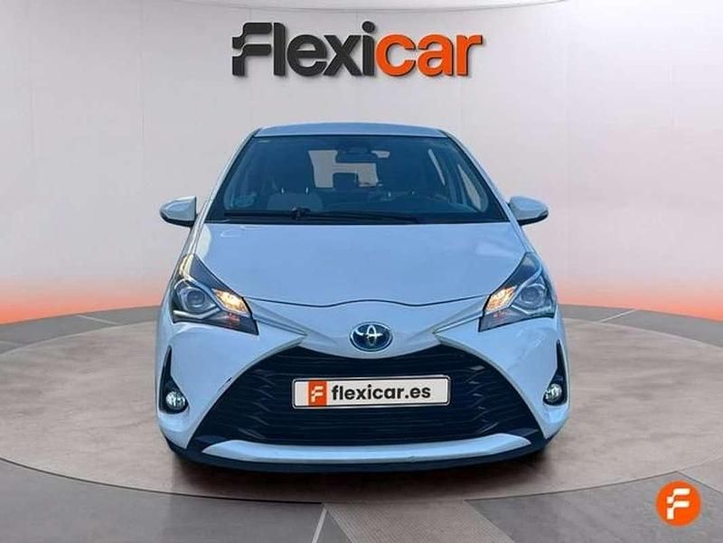 Usado Toyota Yaris Hybrid Active 99 CV (72 kW) 2020 Blanco Utilitario