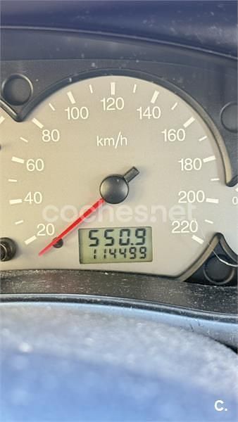 Usado Ford Focus Trend 90 CV (66 kW) 2001 Gris / plata Berlina