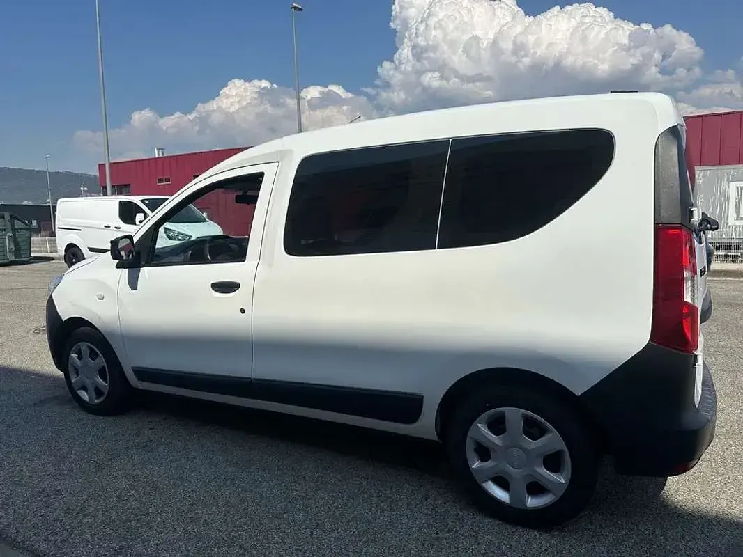 Usado Dacia Dokker Essentiel 75 CV (55 kW) 2018 Blanco Monovolumen