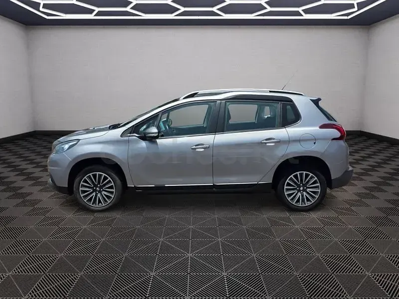 Usado Peugeot 2008 Style 82 CV (60 kW) 2018 Gris / plata SUV