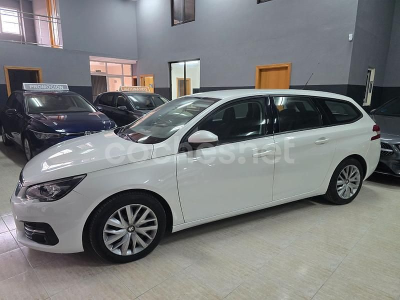 Usado Peugeot 308 SW Access 100 CV (73 kW) 2020 Blanco Familiar