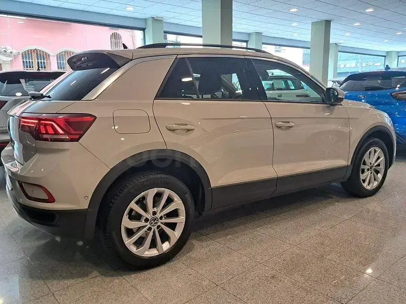 Usado VW T-Roc Life 150 CV (110 kW) 2023 Beige SUV