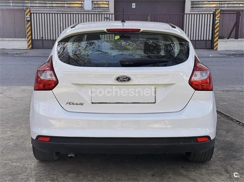 Używany Ford Focus Trend 95 KM (69 kW) 2012 Biały Sedan/Limuzyna