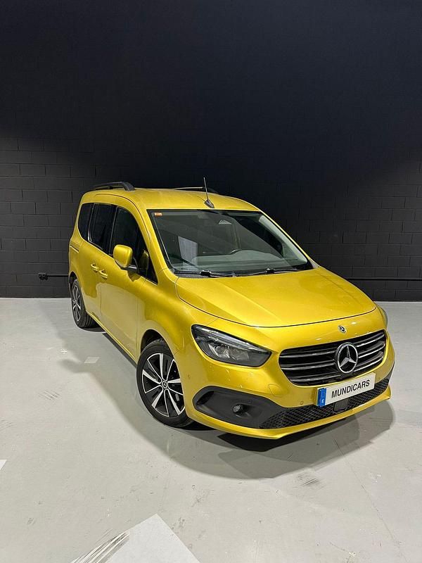 Usado Mercedes T180 115 CV (84 kW) 2022 Oro Monovolumen