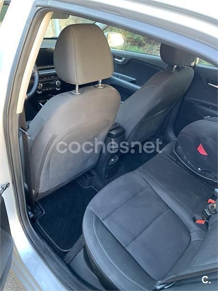 Usado Kia Rio GT-Line 100 CV (73 kW) 2023 Gris / plata Berlina