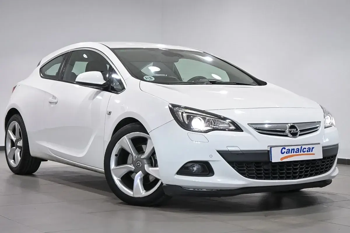 Usado Opel Astra GTC Sportive 130 CV (95 kW) 2014 Blanco Utilitario