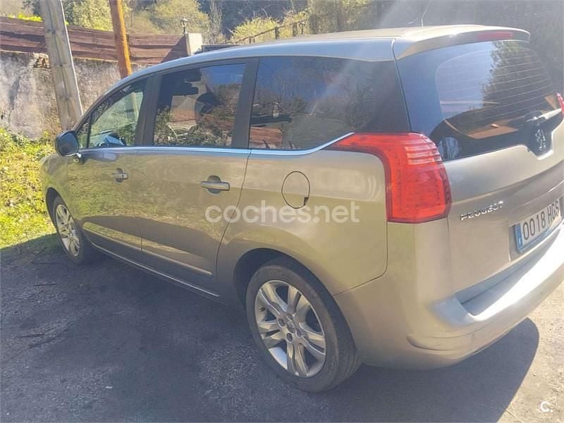 Usado Peugeot 5008 Premium 156 CV (114 kW) 2011 Gris / plata Monovolumen