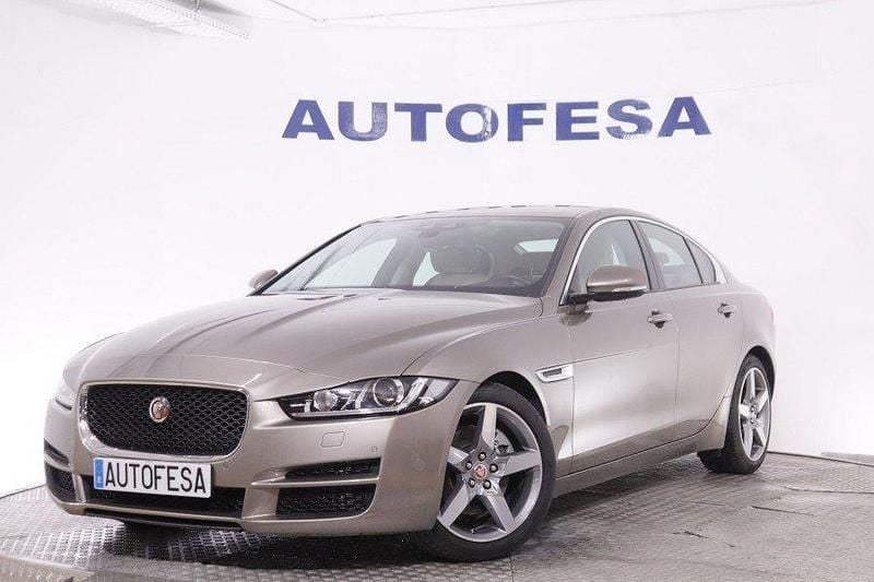 Usado Jaguar XE Pure 180 CV (132 kW) 2016 Champagne Berlina