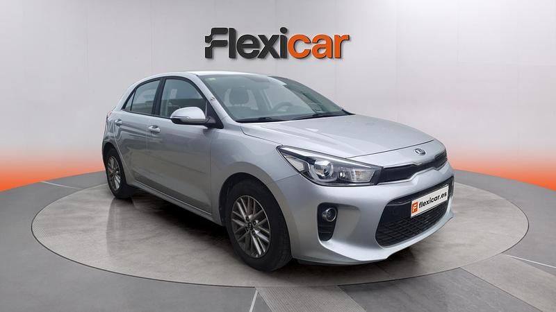 Usado Kia Rio 101 CV (74 kW) 2019 Gris Berlina