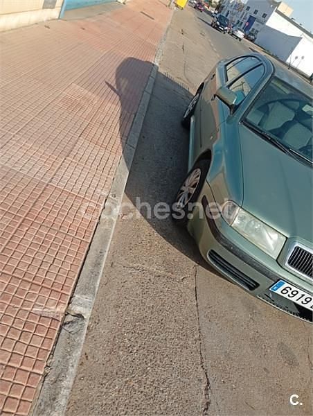 Verde Usado 2002 Skoda Octavia Ambiente Berlina | 2800 € - Imagen 1/4