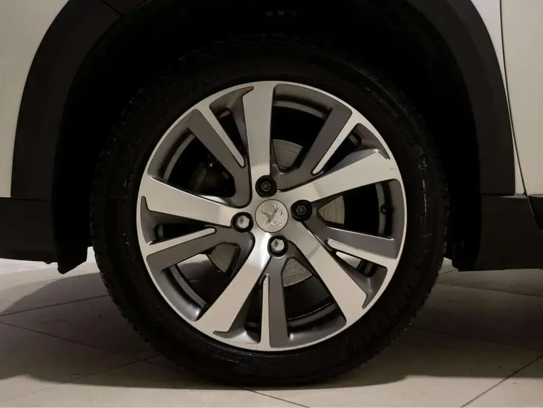 Usado Peugeot 2008 Allure 99 CV (72 kW) 2017 Blanco SUV