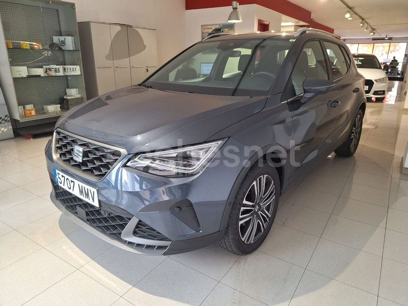 Usado Seat Arona FR 110 CV (80 kW) 2023 Gris / plata SUV