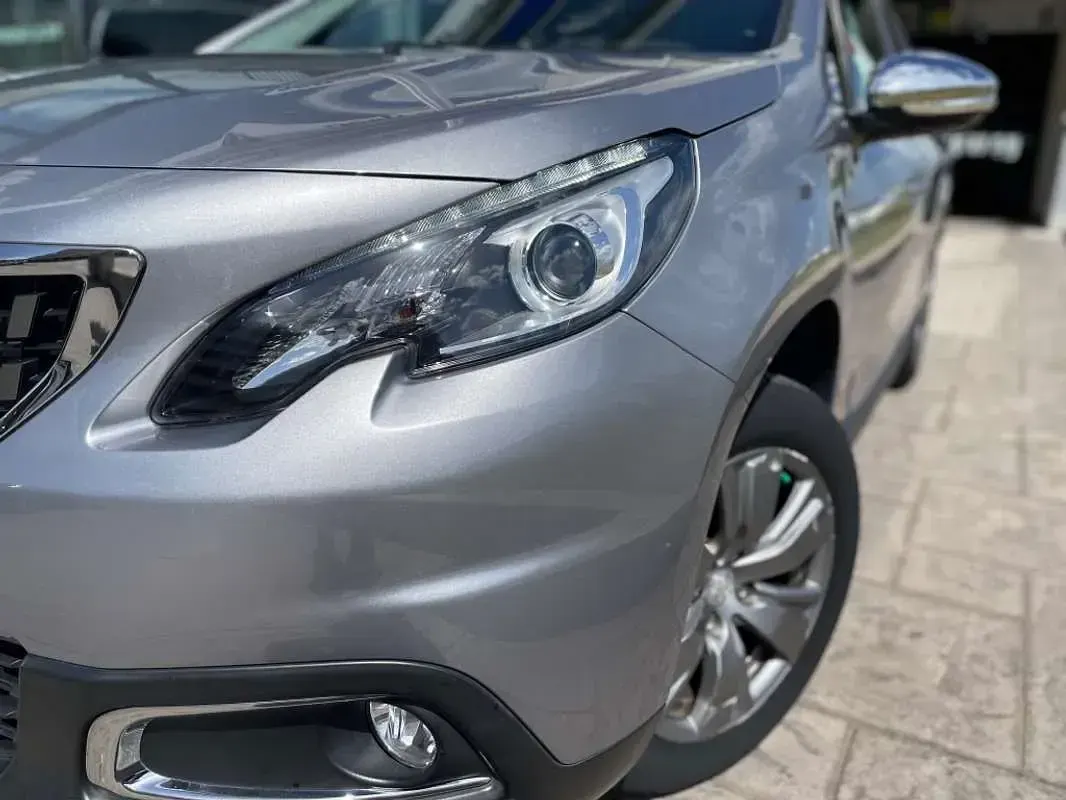 Usado Peugeot 2008 Style 82 CV (60 kW) 2018 Gris SUV