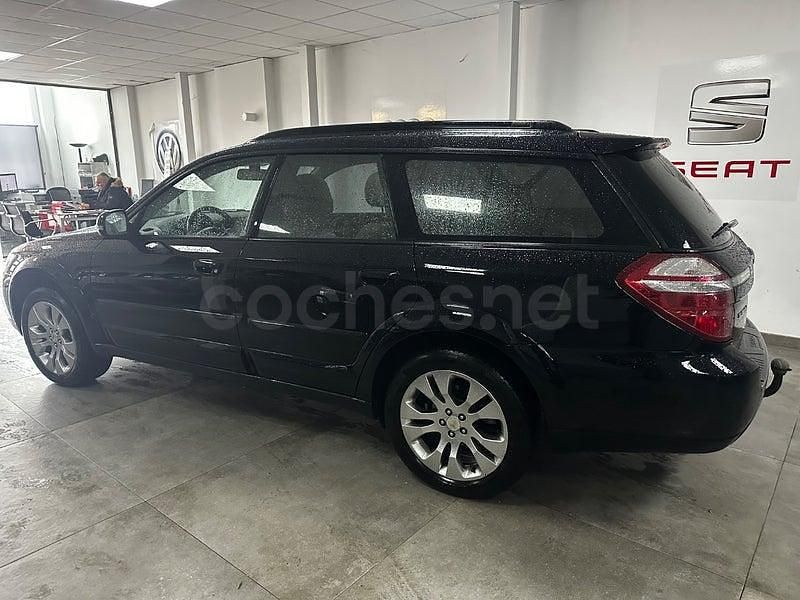 Usado Subaru Outback 245 CV (180 kW) 2008 Negro Familiar