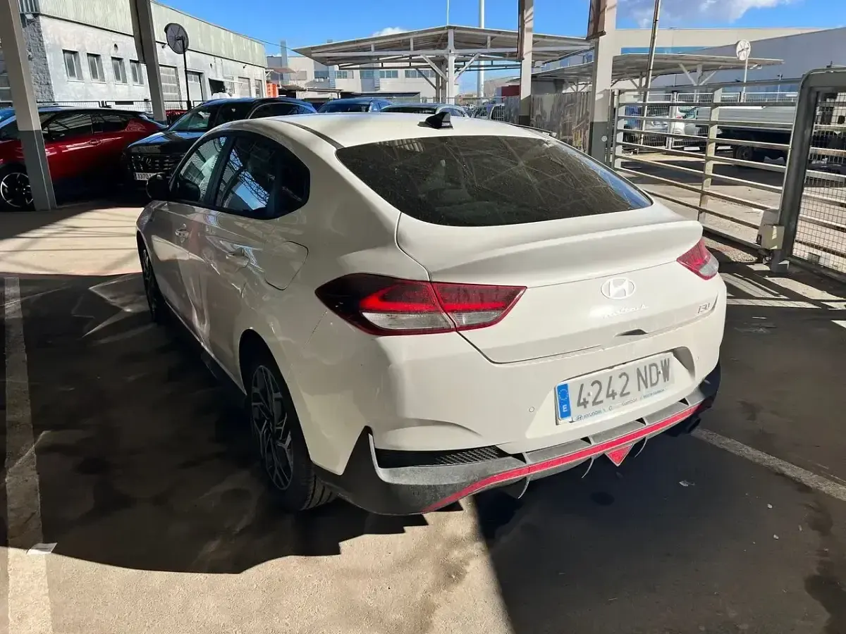 Usado Hyundai i30 N Line 100 CV (73 kW) 2025 Blanco Berlina