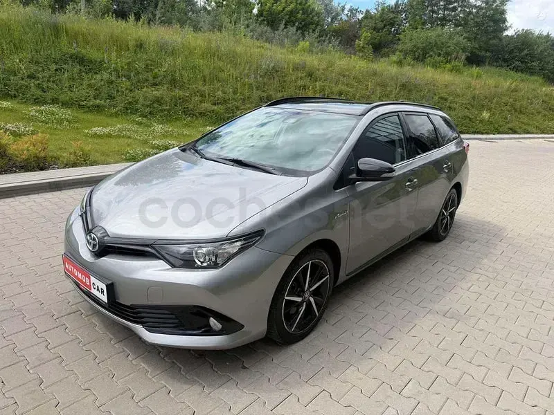 Usado Toyota Auris Hybrid Advance 136 CV (100 kW) 2017 Gris / plata Berlina
