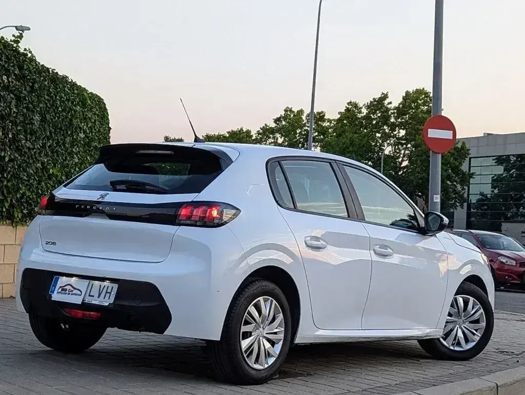 Usado Peugeot 208 Allure 100 CV (73 kW) 2021 Blanco Utilitario