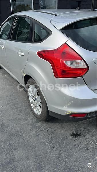 Usado Ford Focus Trend 115 CV (84 kW) 2013 Gris / plata Berlina