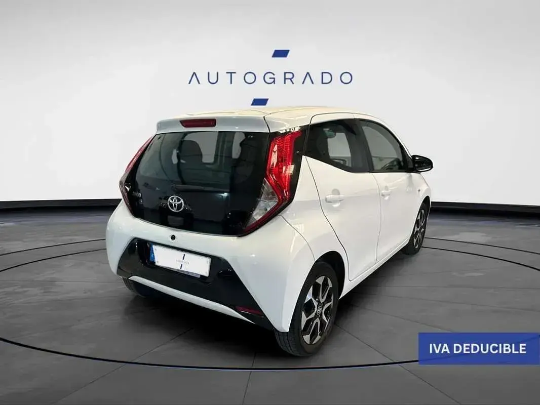 Usado Toyota Aygo X-play 71 CV (52 kW) 2019 Blanco Utilitario