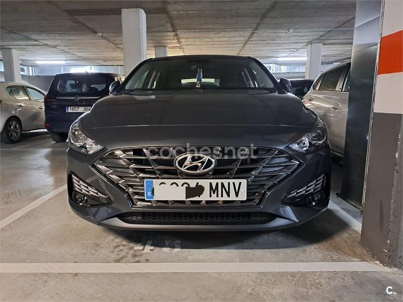 Gris / plata Usado 2024 Hyundai i30 Berlina | 20.600 € (Precio justo) - Imagen 1/4