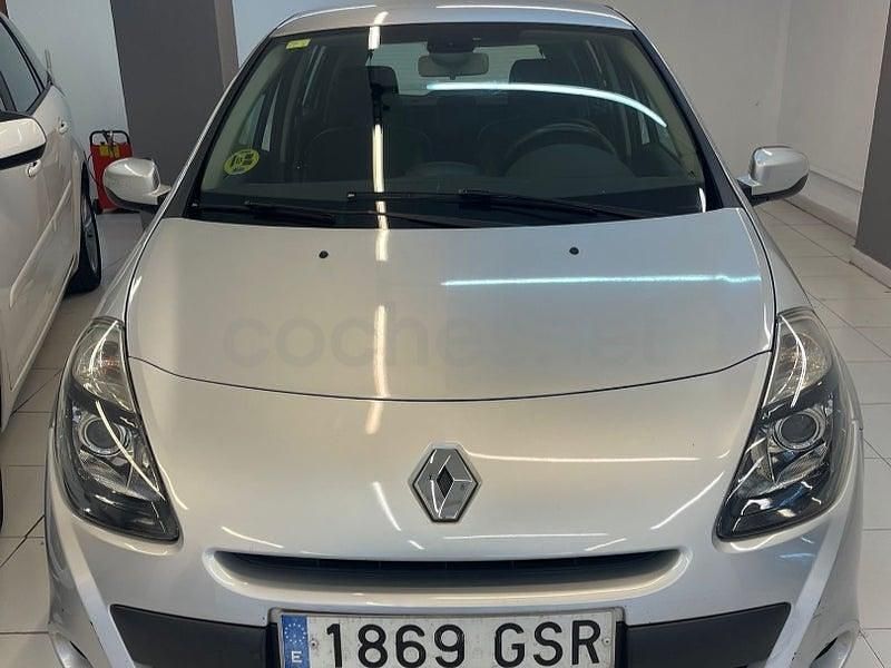 Usado Renault Clio II Authentique 86 CV (63 kW) 2010 Gris / plata Berlina