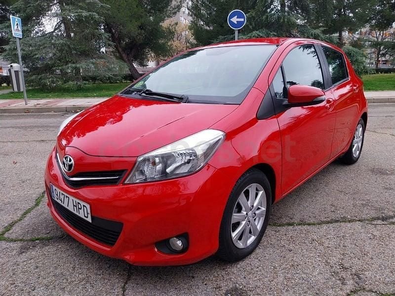 Usado Toyota Yaris Active 90 CV (66 kW) 2013 Rojo Utilitario