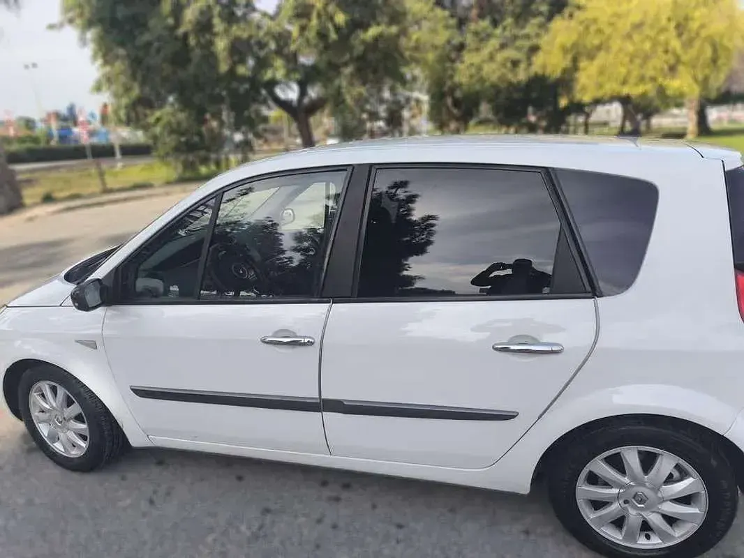 Usado Renault Scénic III Dynamique 131 CV (96 kW) 2010 Blanco Monovolumen