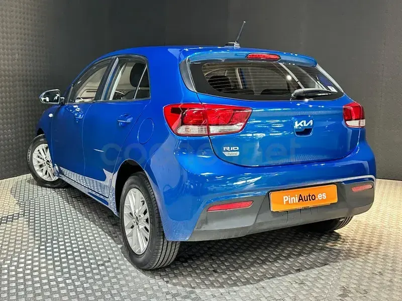 Usado Kia Rio 100 CV (73 kW) 2021 Azul Berlina