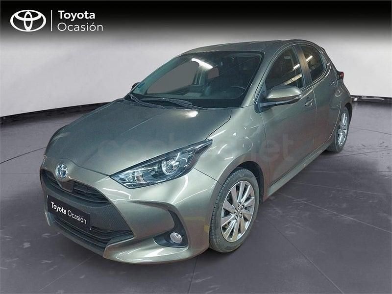 Usado Toyota Yaris Hybrid Active 116 CV (85 kW) 2022 Beige Berlina