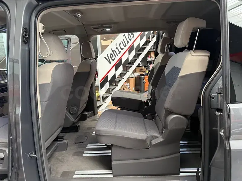 Usado VW Multivan Style 218 CV (160 kW) 2022 Gris / plata Monovolumen