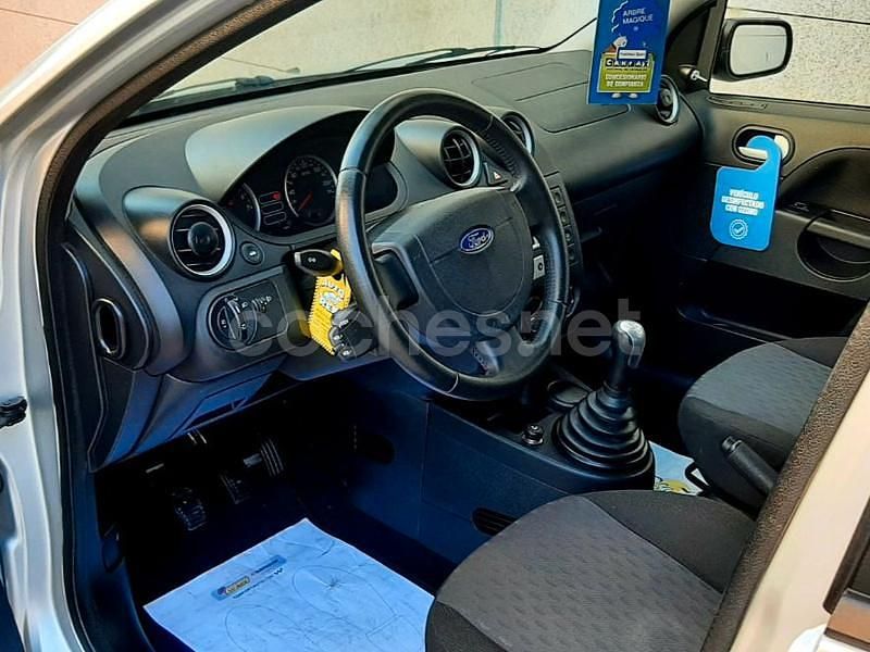 Usado Ford Fiesta Trend 100 CV (73 kW) 2004 Gris / plata Utilitario