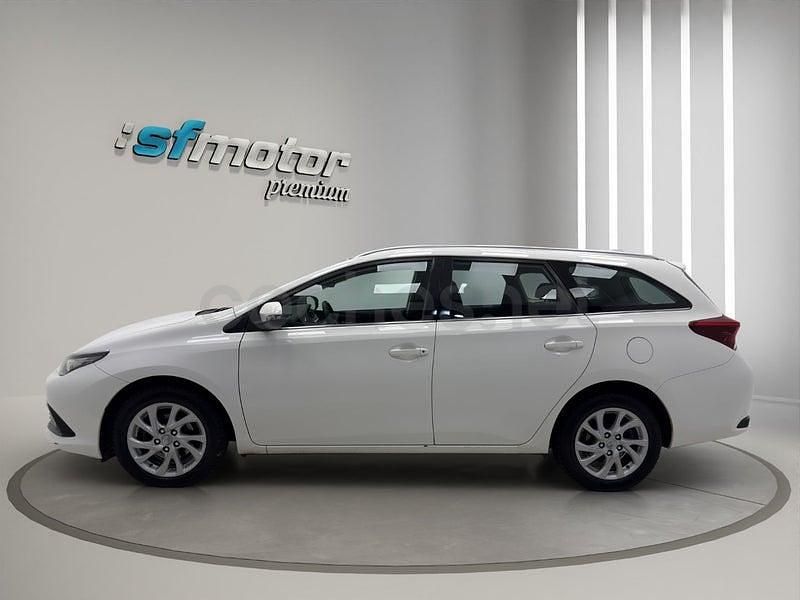 Usado Toyota Auris Active 116 CV (85 kW) 2015 Blanco Familiar