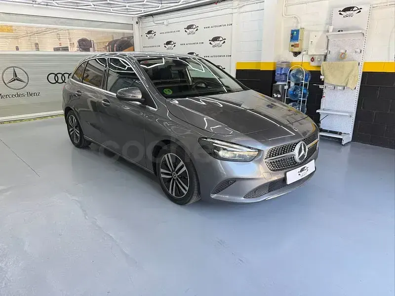 Usado Mercedes B200 150 CV (110 kW) 2021 Gris / plata Monovolumen