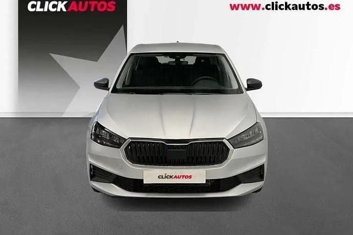 Usado Skoda Fabia Essence 95 CV (69 kW) 2025 Plata Utilitario