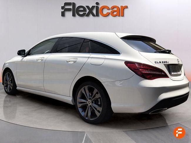 Usado Mercedes CLA220 Shooting Brake 177 CV (130 kW) 2017 Blanco Familiar