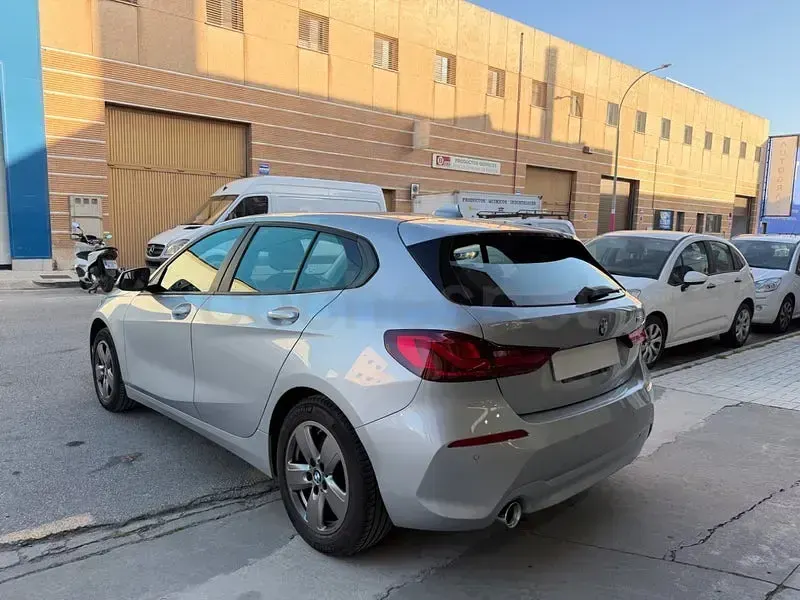 Usado BMW 116 Comfort Edition 116 CV (85 kW) 2021 Gris / plata Utilitario