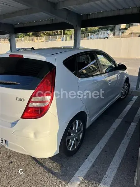 Usado Hyundai i30 Comfort 109 CV (80 kW) 2011 Blanco Berlina