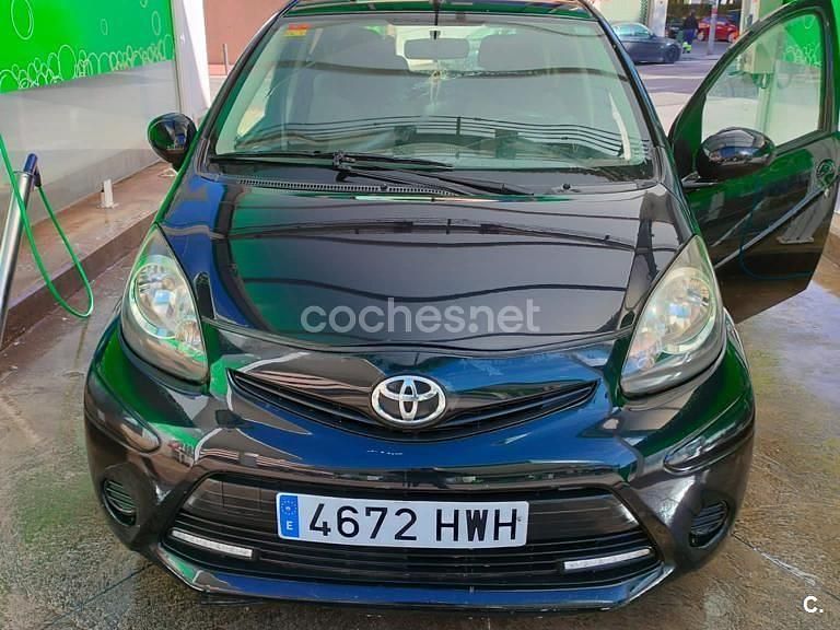 Usado Toyota Aygo City 68 CV (50 kW) 2014 Verde Utilitario