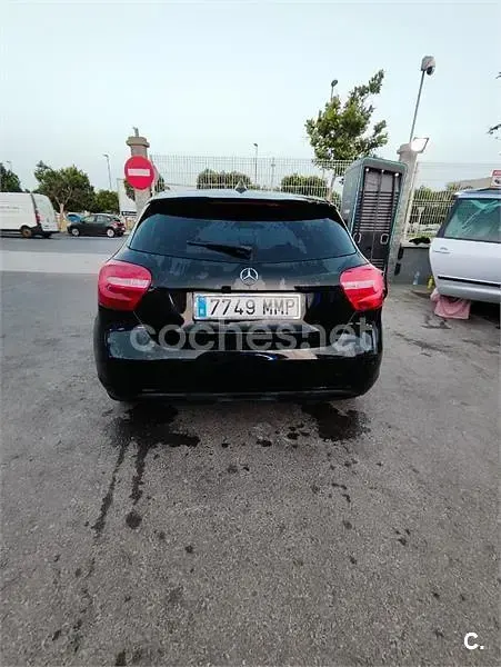Usado Mercedes A180 Urban 109 CV (80 kW) 2013 Negro Utilitario
