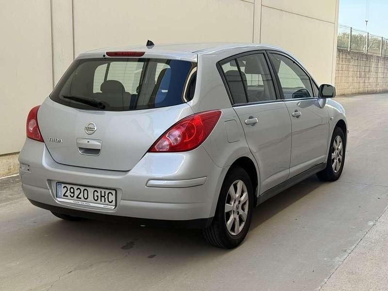 Usado Nissan Tiida Tekna 110 CV (80 kW) 2008 Gris / plata Utilitario