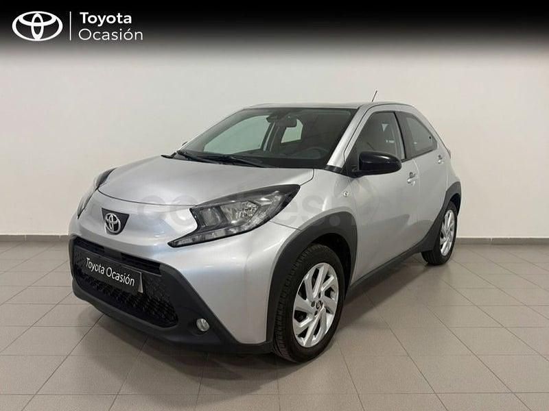 Usado Toyota Aygo X Play 72 CV (52 kW) 2024 Gris / plata SUV