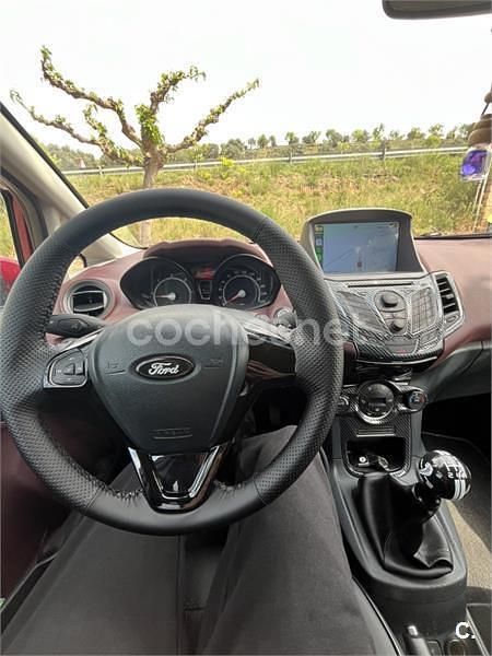 Usado Ford Fiesta Titanium 90 CV (66 kW) 2008 Granate Utilitario