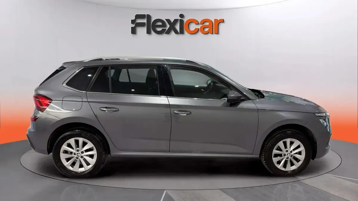 Usado Skoda Kamiq Selection 95 CV (69 kW) 2024 Gris SUV