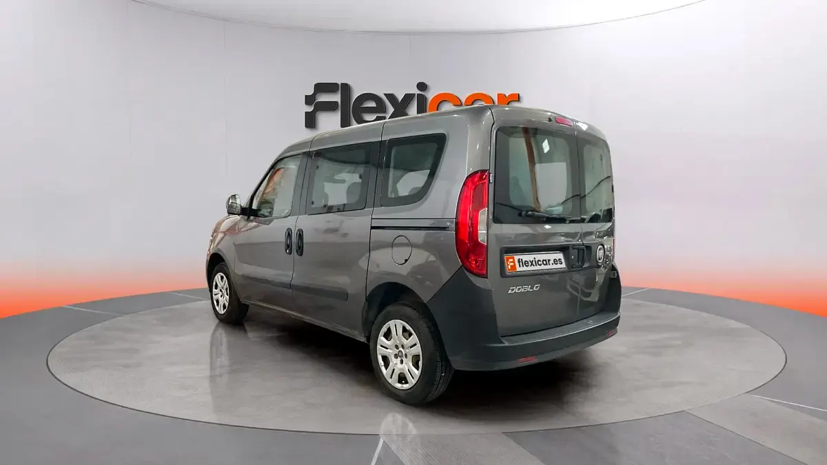 Usado Fiat Doblò Easy 105 CV (77 kW) 2016 Marrón Monovolumen