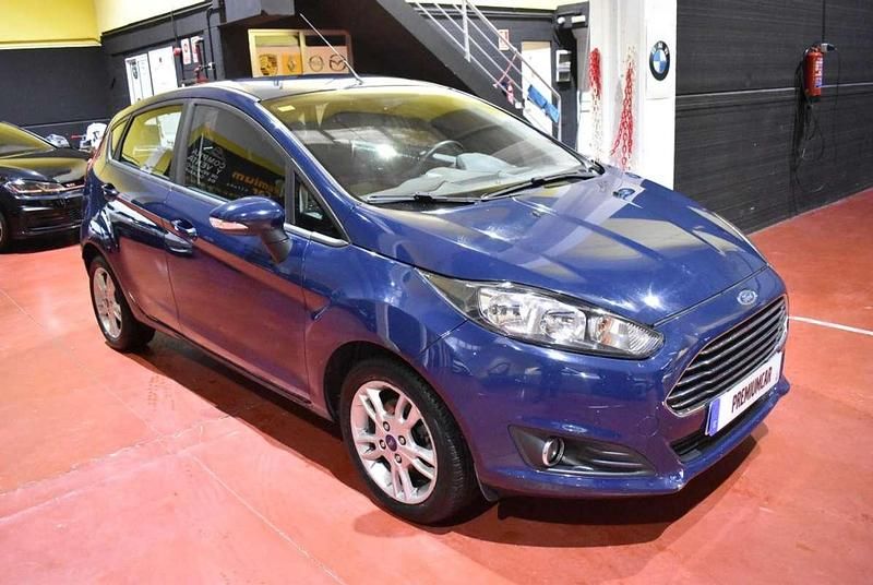 Usado Ford Fiesta Trend 101 CV (74 kW) 2015 Azul Utilitario