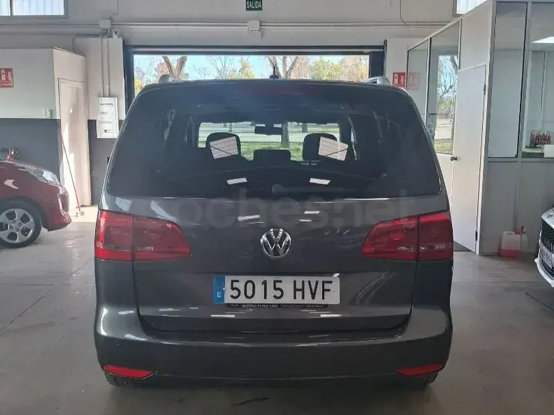 Usado VW Touran Advance 105 CV (77 kW) 2014 Marrón Monovolumen