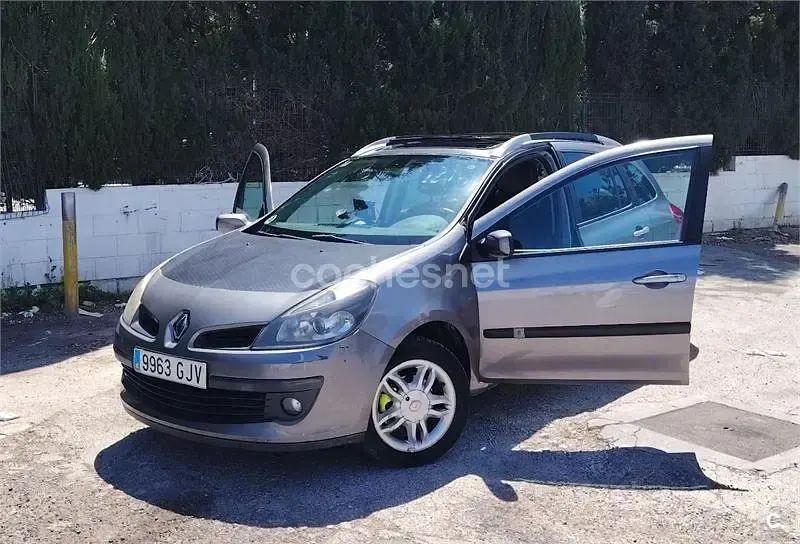 Usado Renault Clio GrandTour Authentique 70 CV (51 kW) 2008 Gris / plata Familiar