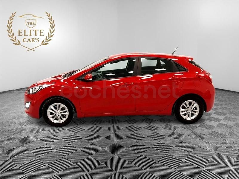 Usado Hyundai i30 90 CV (66 kW) 2012 Rojo Berlina