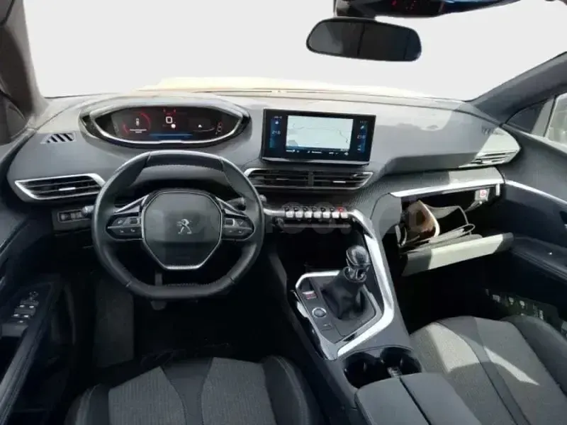 Usado Peugeot 3008 Allure 130 CV (95 kW) 2024 Gris / plata SUV