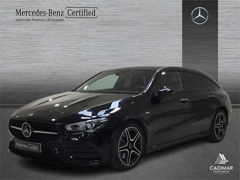 Usado Mercedes CLA200 Shooting Brake AMG line 150 CV (110 kW) 2021 Negro Familiar